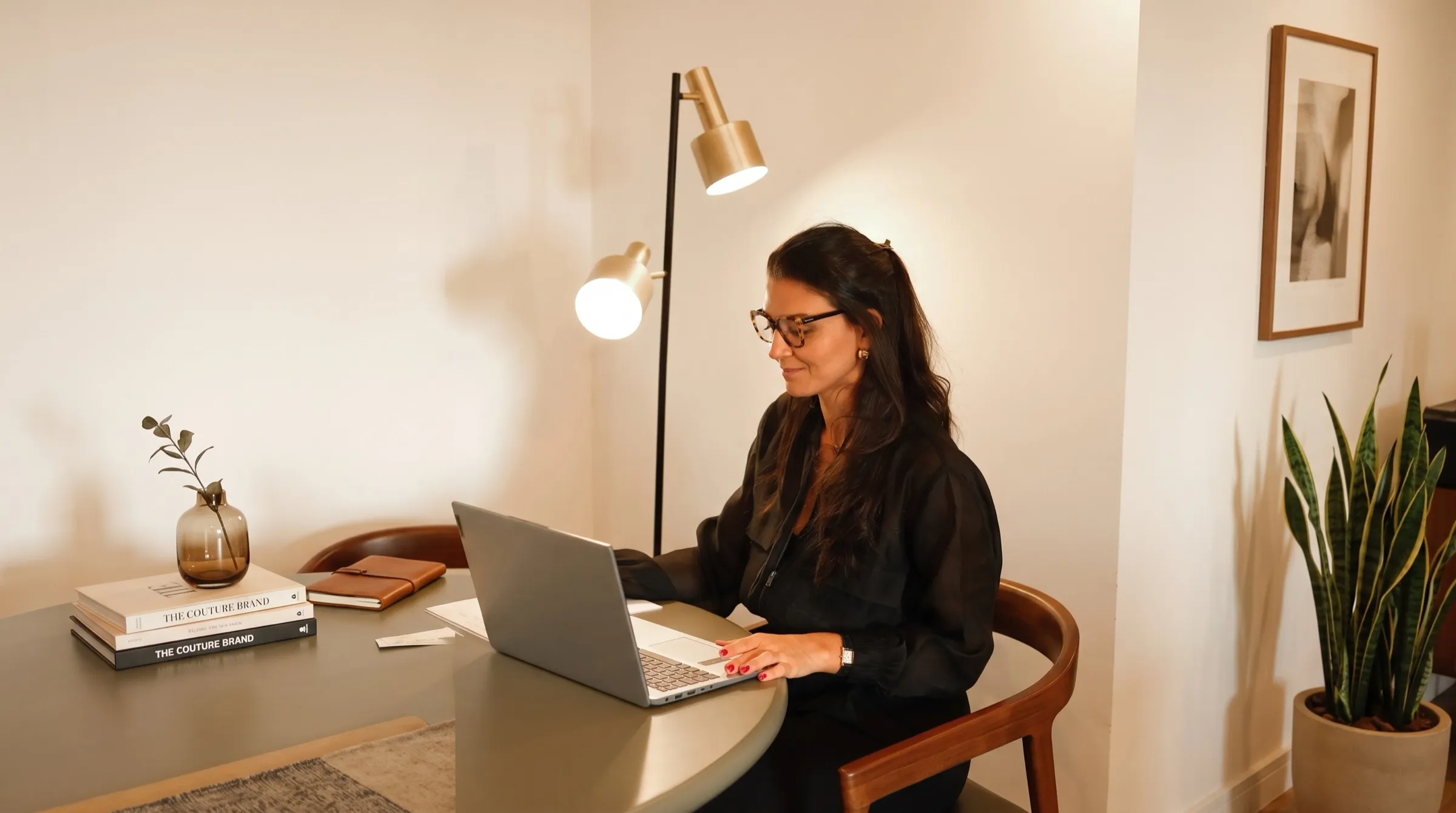 Bárbara, advogada, a trabalhar no portátil no seu escritório